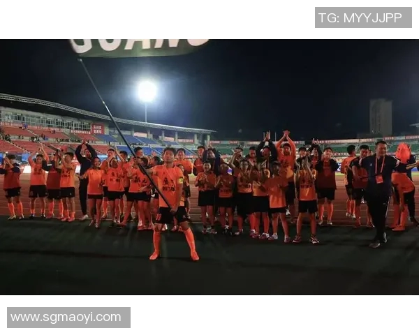 广州足球队状态变革引发热议球迷期待新篇章的崛起与挑战 广州足球队状态变革引发热议球迷期待新篇章的崛起与挑战